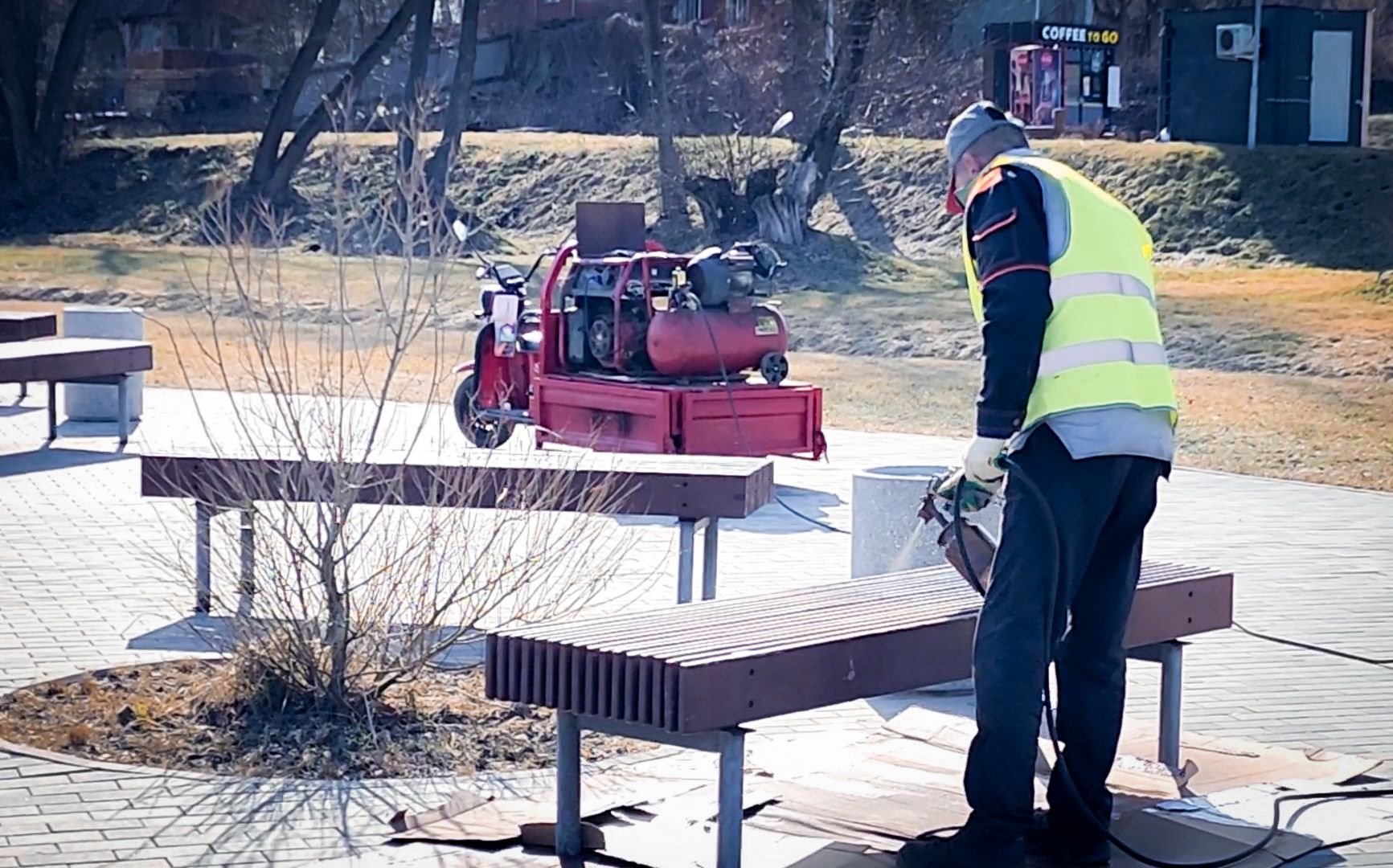 Бронницы, Благоустройство парка, Бронницкий Луг, Красят лавочки,