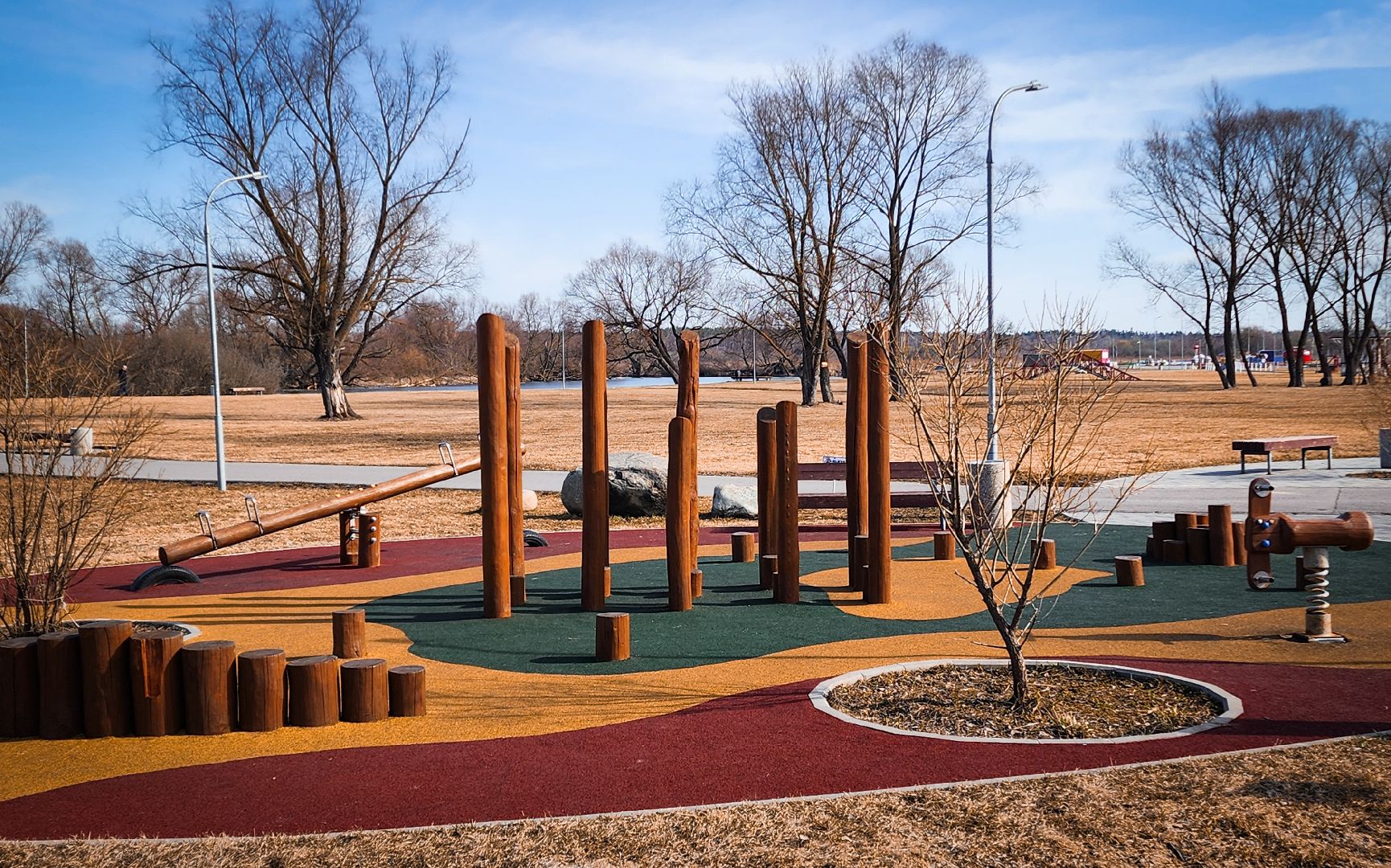 Бронницы, Благоустройство парка, Бронницкий Луг, Красят лавочки,