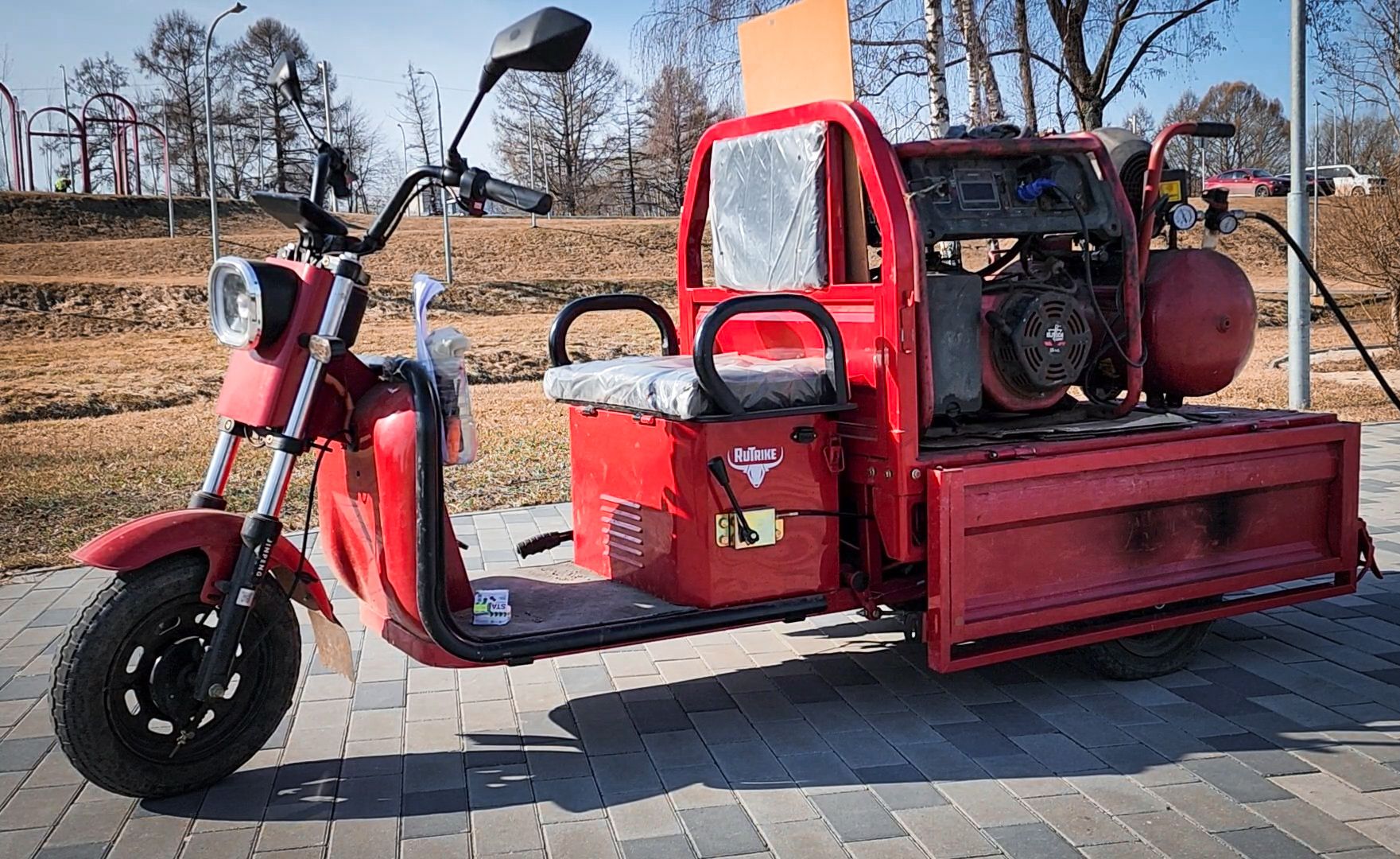 Бронницы, Благоустройство парка, Бронницкий Луг, Красят лавочки,