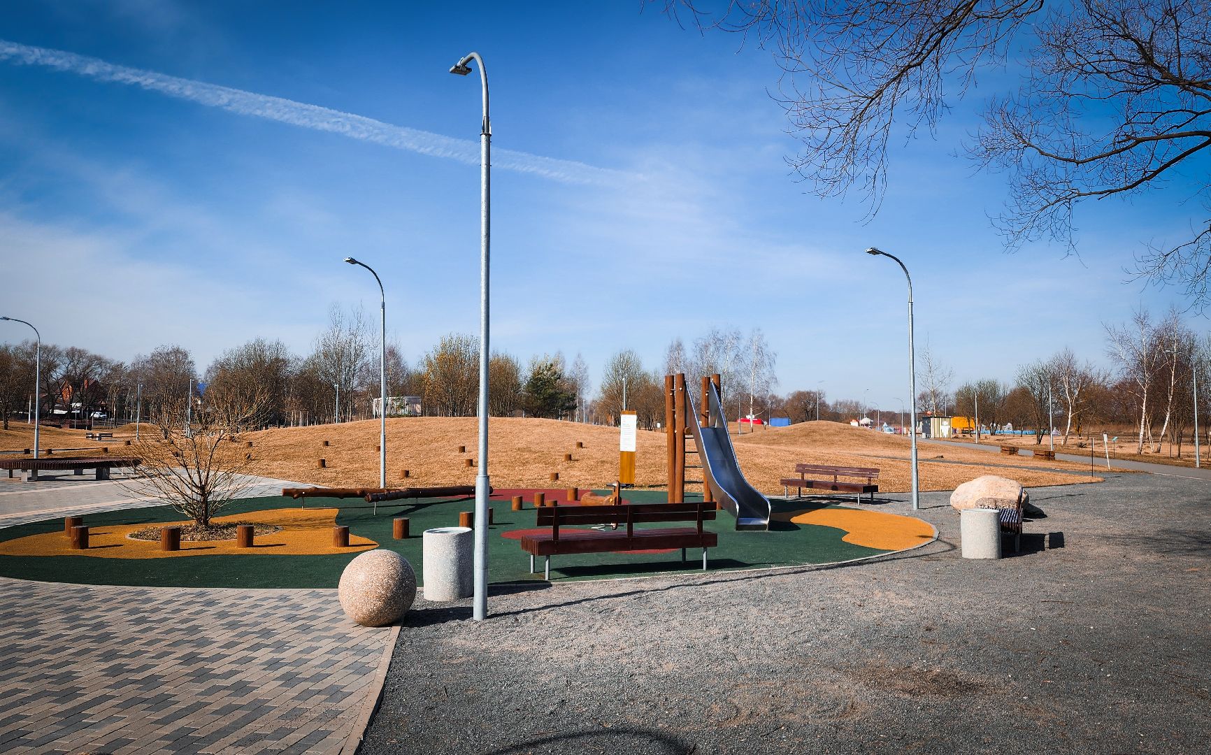 Бронницы, Благоустройство парка, Бронницкий Луг, Красят лавочки,