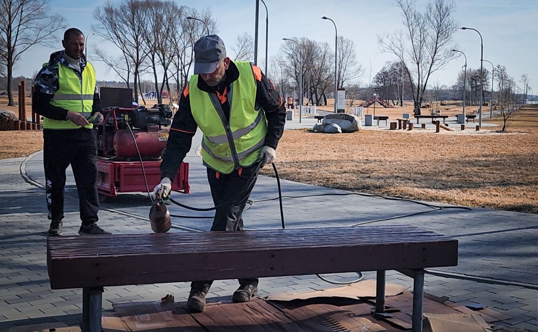 Бронницы, Благоустройство парка, Бронницкий Луг, Красят лавочки,