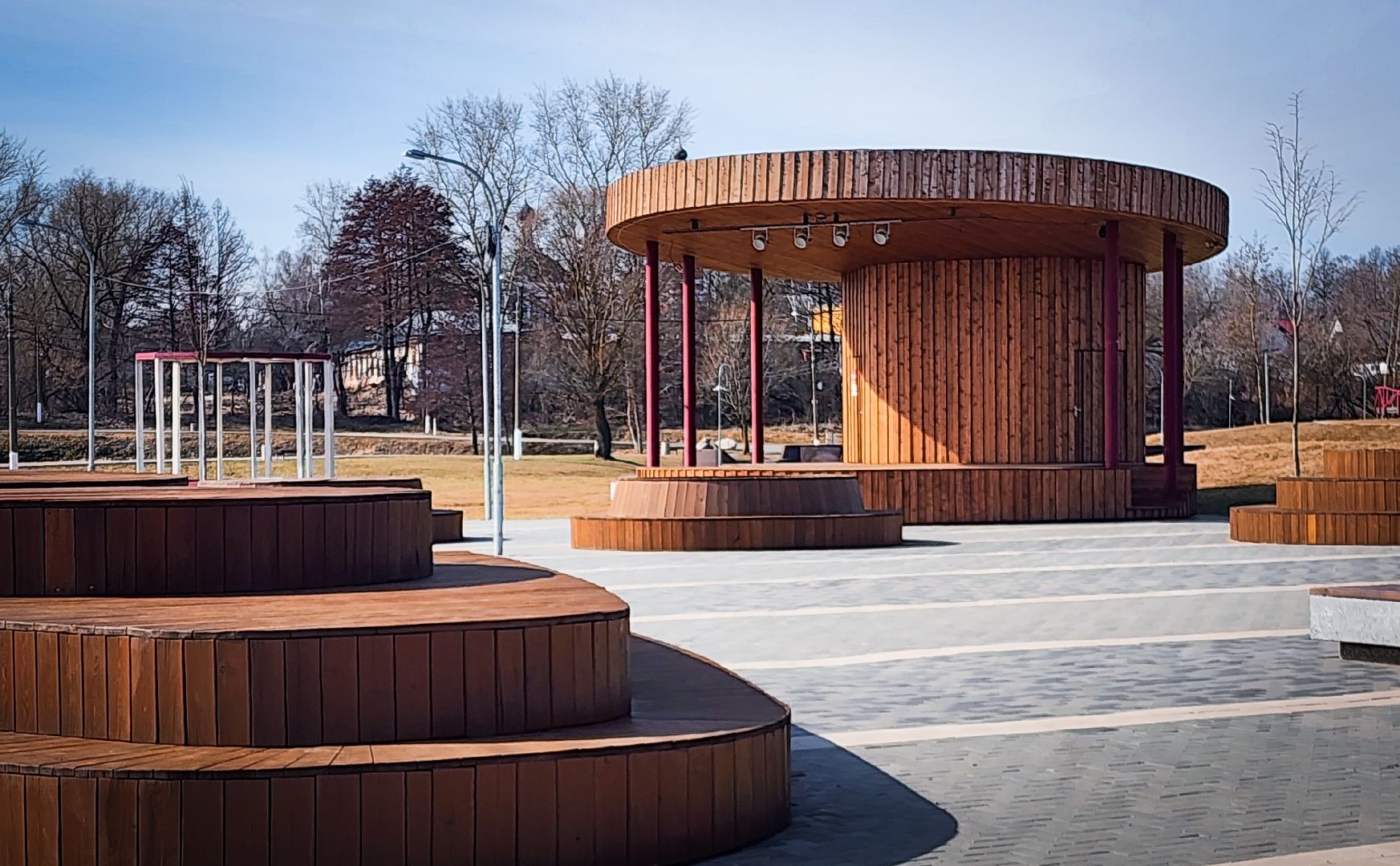 Бронницы, Благоустройство парка, Бронницкий Луг, Красят лавочки,