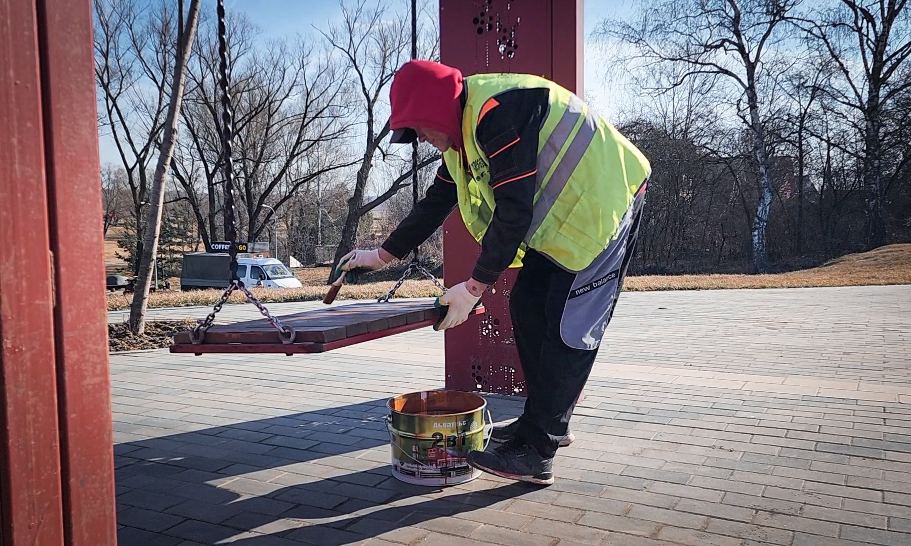 Бронницы, Благоустройство парка, Бронницкий Луг, Красят лавочки,
