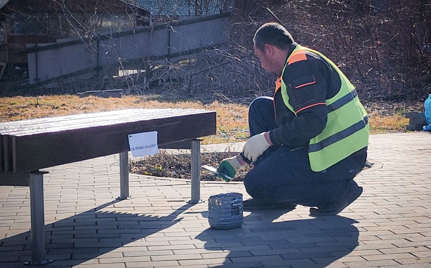 Бронницы, Благоустройство парка, Бронницкий Луг, Красят лавочки,