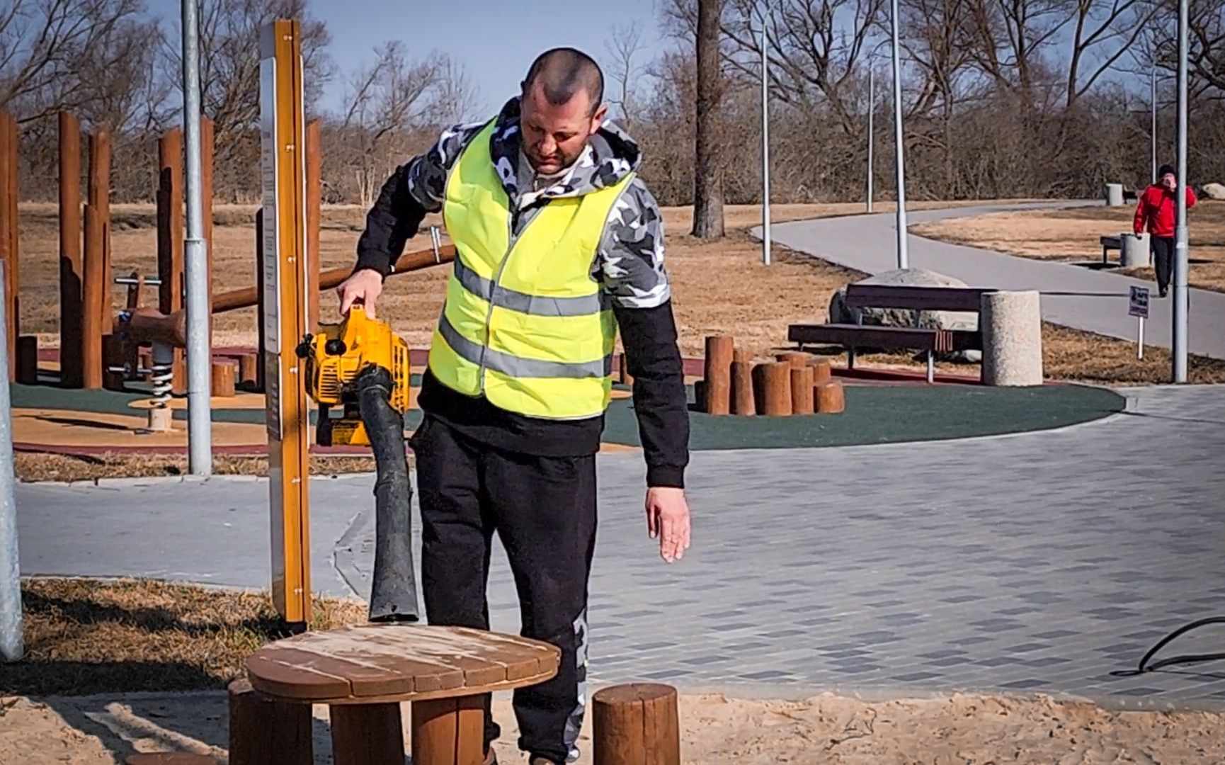 Бронницы, Благоустройство парка, Бронницкий Луг, Красят лавочки,