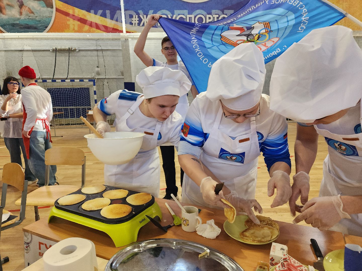 чехов, кулинарный поединок, выпекание блинов, межрегиональный форум, училища олимпийского резерва, здоровое питание, подготовка спортсменов, национальная кухня,