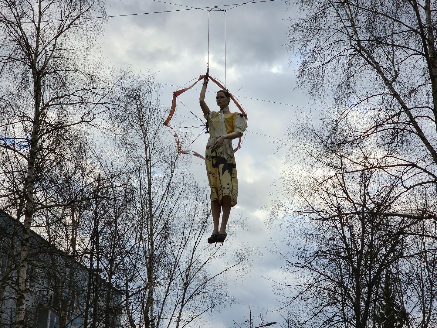 Чехов, деревня Алексеевка, поселок Чернецкое, Чехов-7, улица Победы 16, благоустройство двора, необычные фигуры, инсталляции, озеленение, Владимир Журбас, Светлана Журбас,