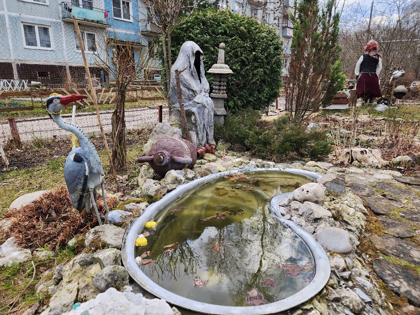 Чехов, деревня Алексеевка, поселок Чернецкое, Чехов-7, улица Победы 16, благоустройство двора, необычные фигуры, инсталляции, озеленение, Владимир Журбас, Светлана Журбас,