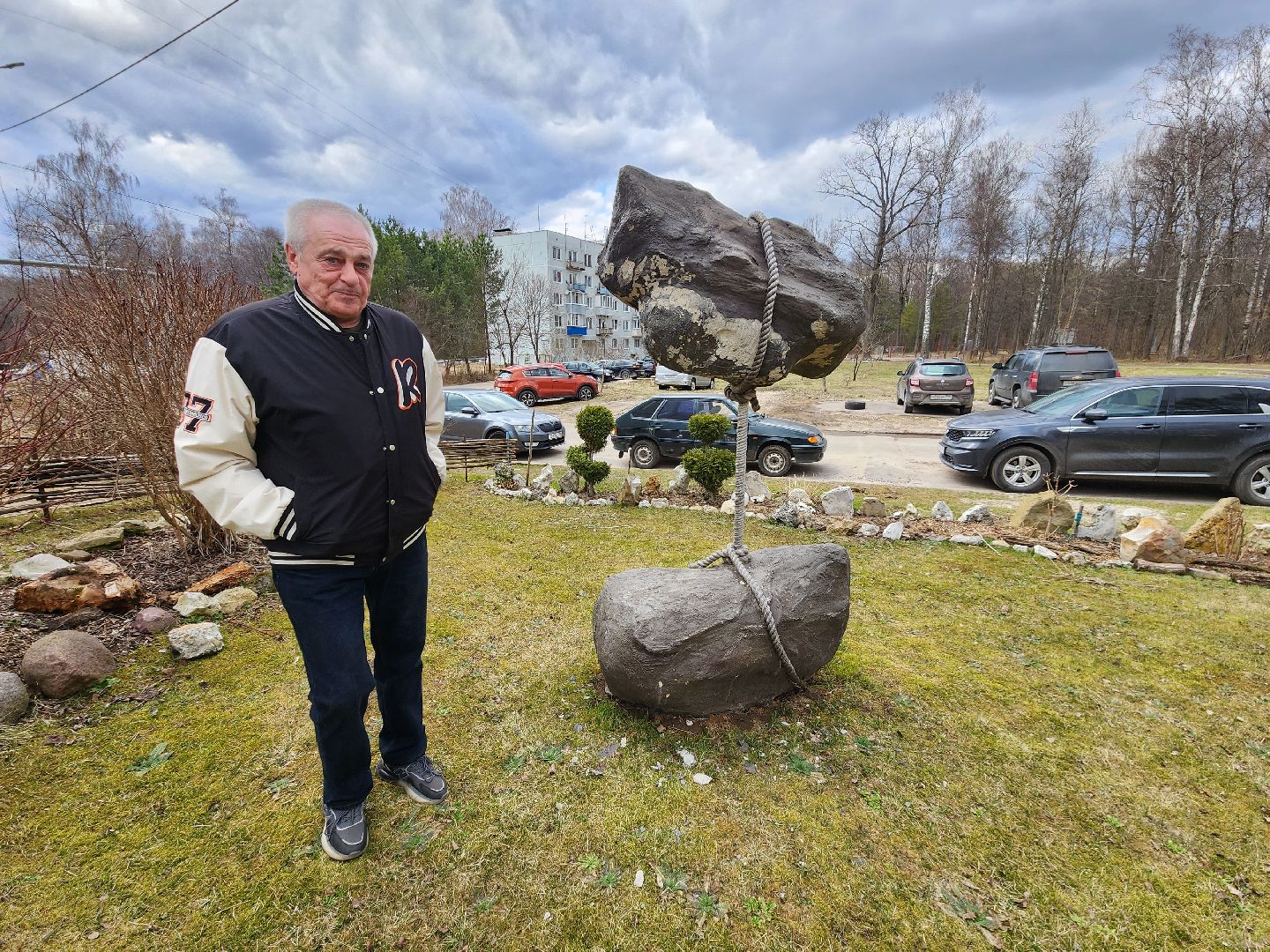 Чехов, деревня Алексеевка, поселок Чернецкое, Чехов-7, улица Победы 16, благоустройство двора, необычные фигуры, инсталляции, озеленение, Владимир Журбас, Светлана Журбас,