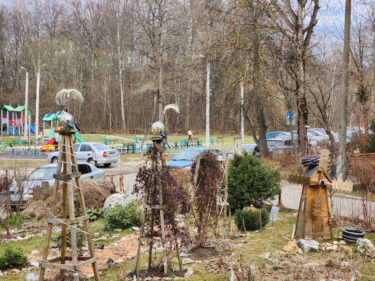 Чехов, деревня Алексеевка, поселок Чернецкое, Чехов-7, улица Победы 16, благоустройство двора, необычные фигуры, инсталляции, озеленение, Владимир Журбас, Светлана Журбас,