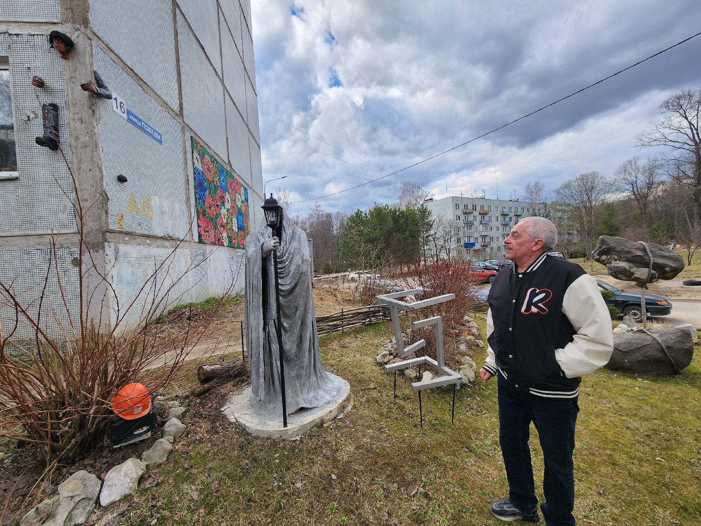 Чехов, деревня Алексеевка, поселок Чернецкое, Чехов-7, улица Победы 16, благоустройство двора, необычные фигуры, инсталляции, озеленение, Владимир Журбас, Светлана Журбас,