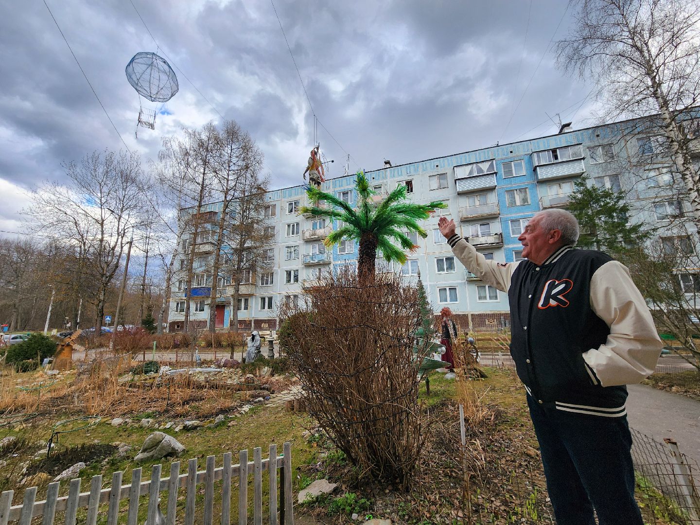 Чехов, деревня Алексеевка, поселок Чернецкое, Чехов-7, улица Победы 16, благоустройство двора, необычные фигуры, инсталляции, озеленение, Владимир Журбас, Светлана Журбас,