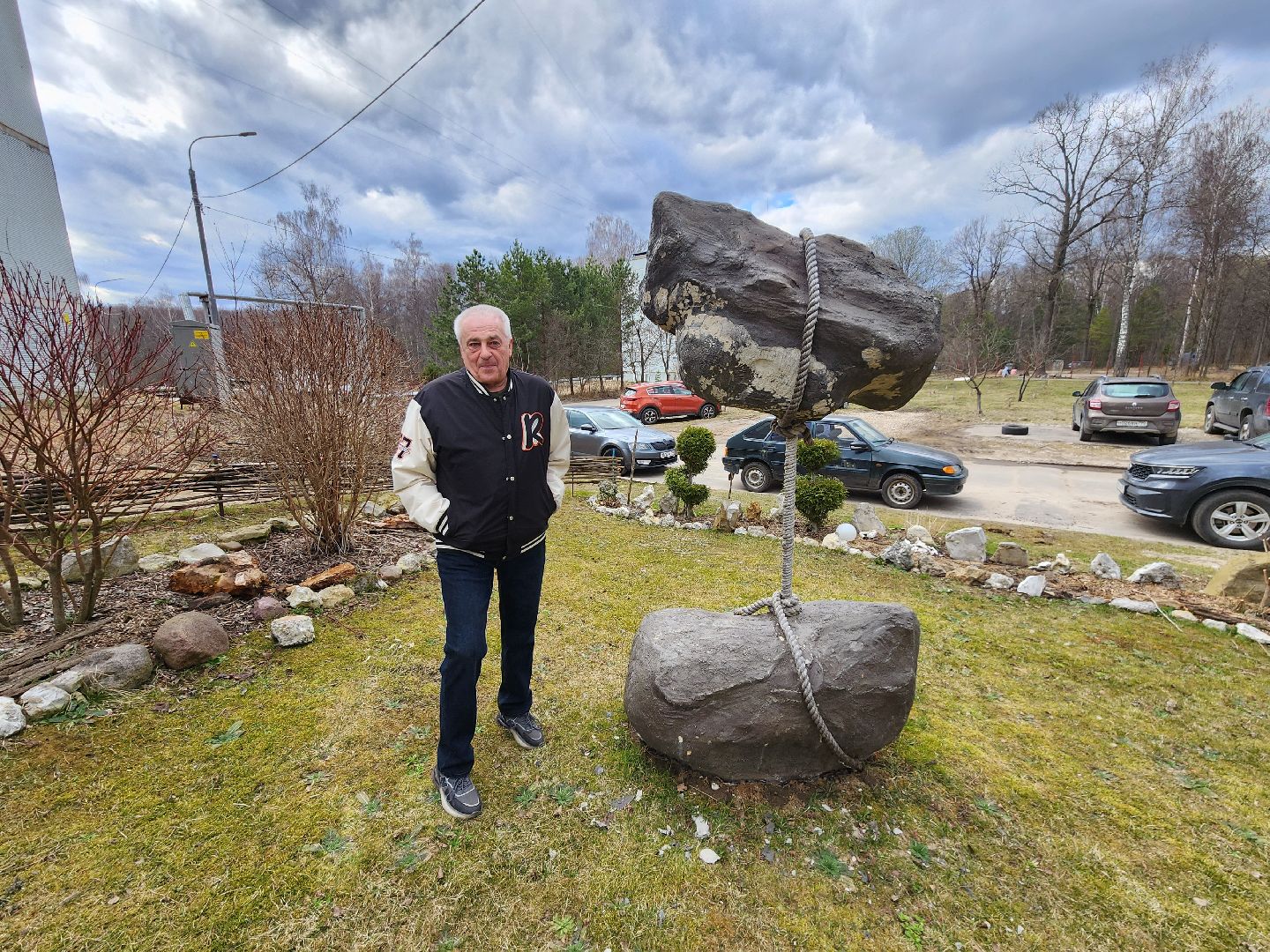 Чехов, деревня Алексеевка, поселок Чернецкое, Чехов-7, улица Победы 16, благоустройство двора, необычные фигуры, инсталляции, озеленение, Владимир Журбас, Светлана Журбас,