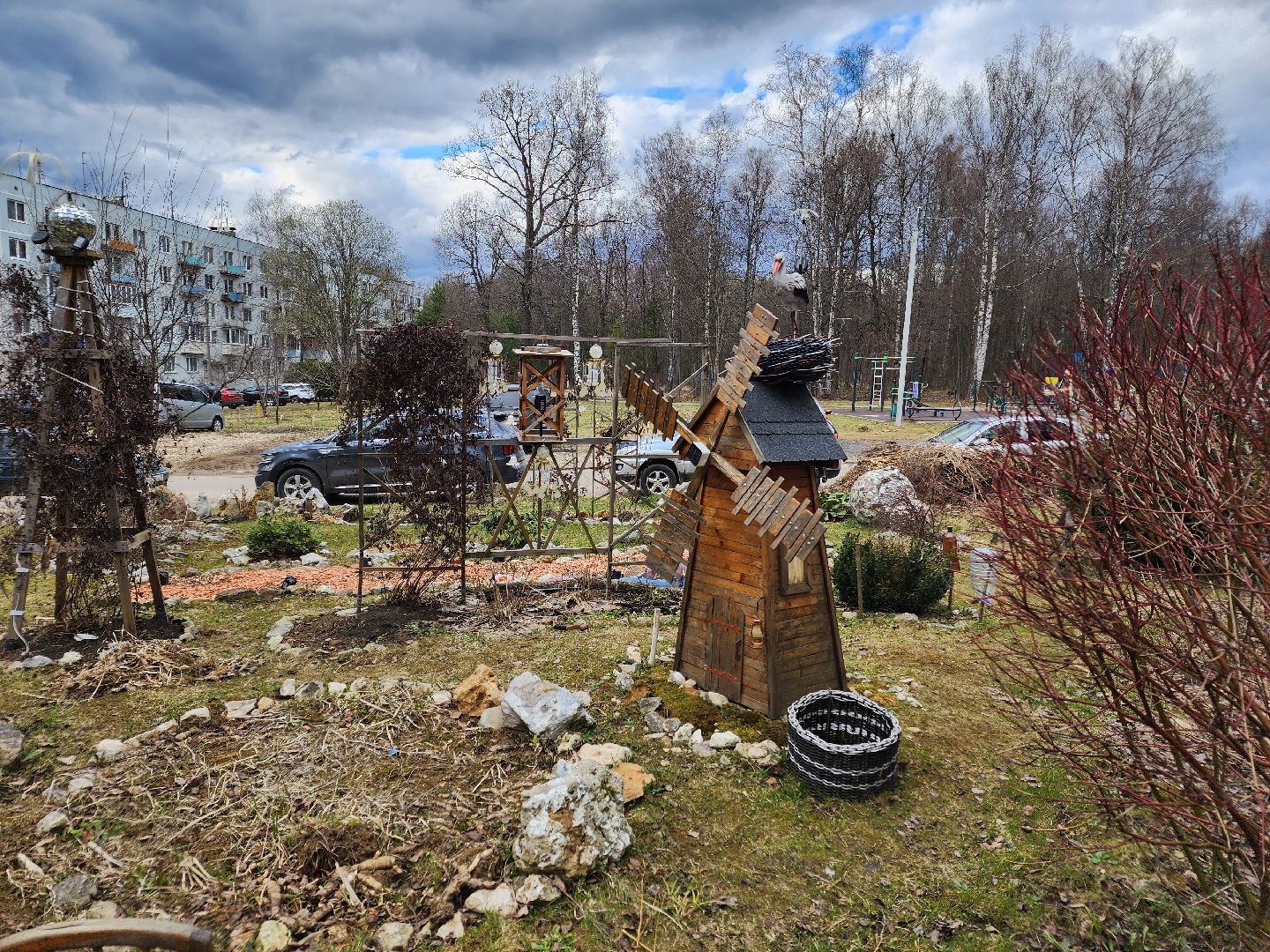 Чехов, деревня Алексеевка, поселок Чернецкое, Чехов-7, улица Победы 16, благоустройство двора, необычные фигуры, инсталляции, озеленение, Владимир Журбас, Светлана Журбас,