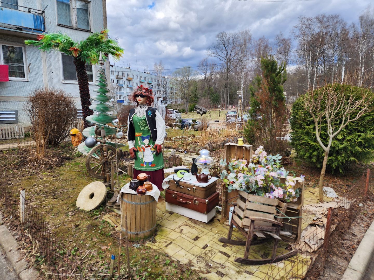 Чехов, деревня Алексеевка, поселок Чернецкое, Чехов-7, улица Победы 16, благоустройство двора, необычные фигуры, инсталляции, озеленение, Владимир Журбас, Светлана Журбас,