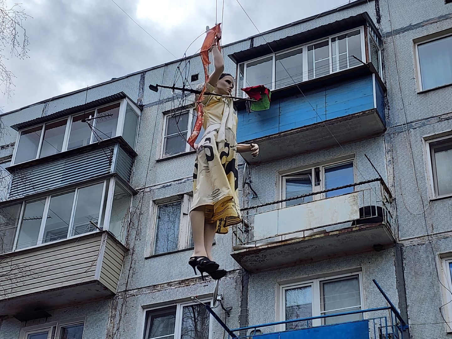 Чехов, деревня Алексеевка, поселок Чернецкое, Чехов-7, улица Победы 16, благоустройство двора, необычные фигуры, инсталляции, озеленение, Владимир Журбас, Светлана Журбас,