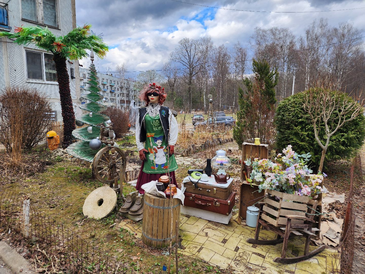 Чехов, деревня Алексеевка, поселок Чернецкое, Чехов-7, улица Победы 16, благоустройство двора, необычные фигуры, инсталляции, озеленение, Владимир Журбас, Светлана Журбас,