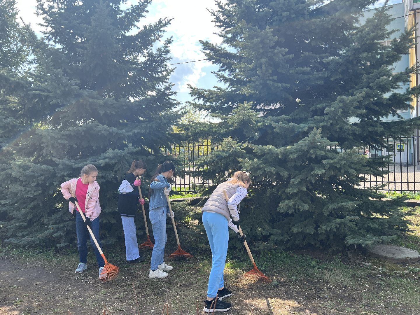 Химки, микрорайон Планерная, лицей №15, школа, дети, субботник, уборка