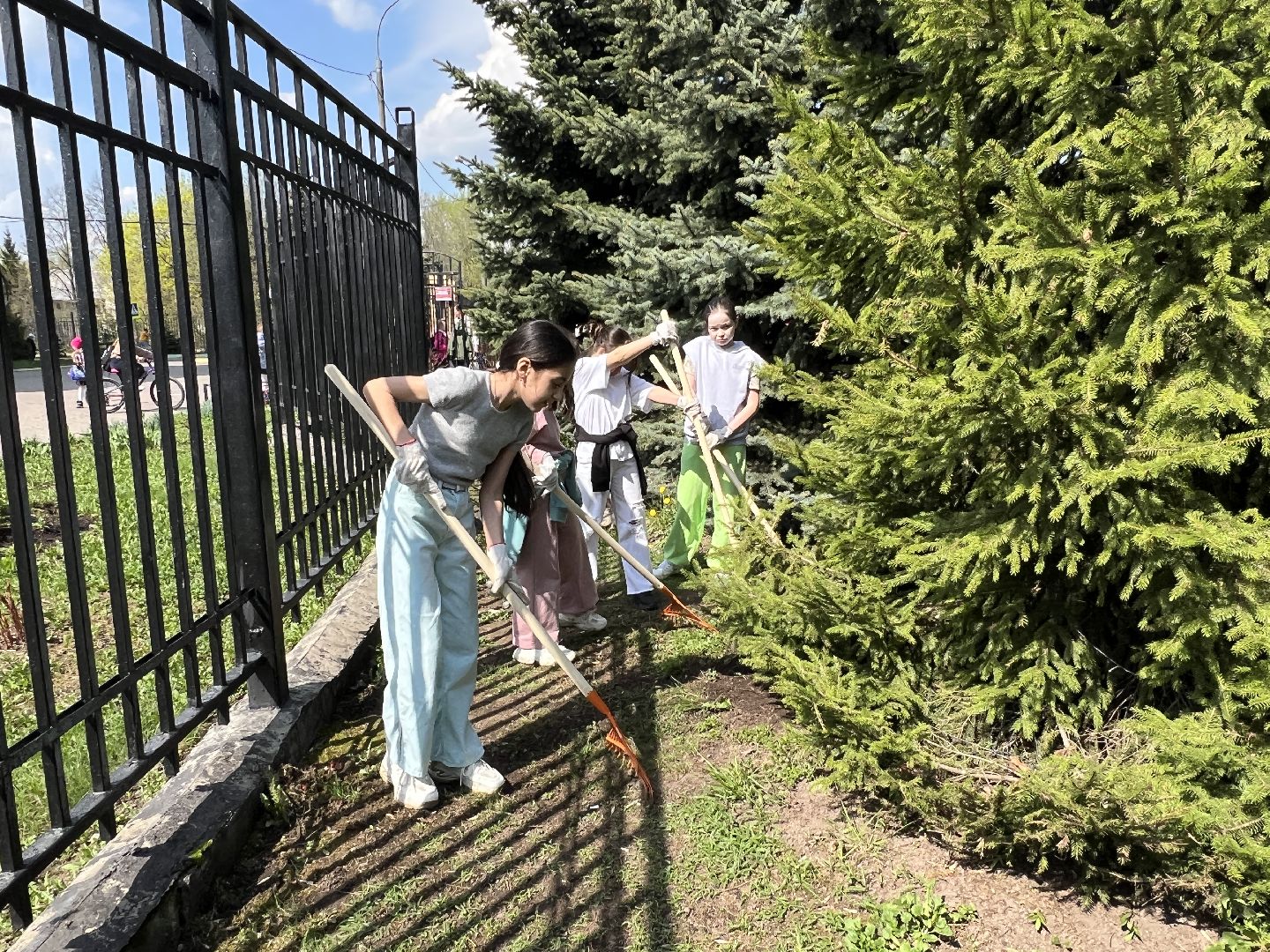 Химки, микрорайон Планерная, лицей №15, школа, дети, субботник, уборка