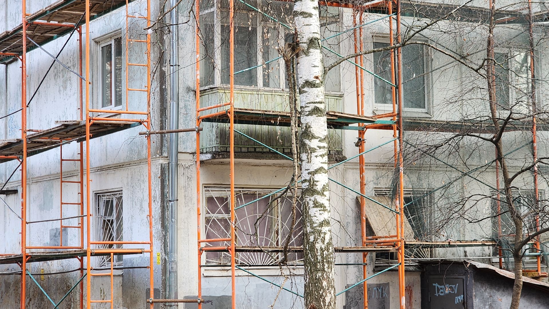 вертикалки, пушкино, капремонт, ремонт фасада дома, рабочие, подрядная организация,штукатурка, штукатурные работы,