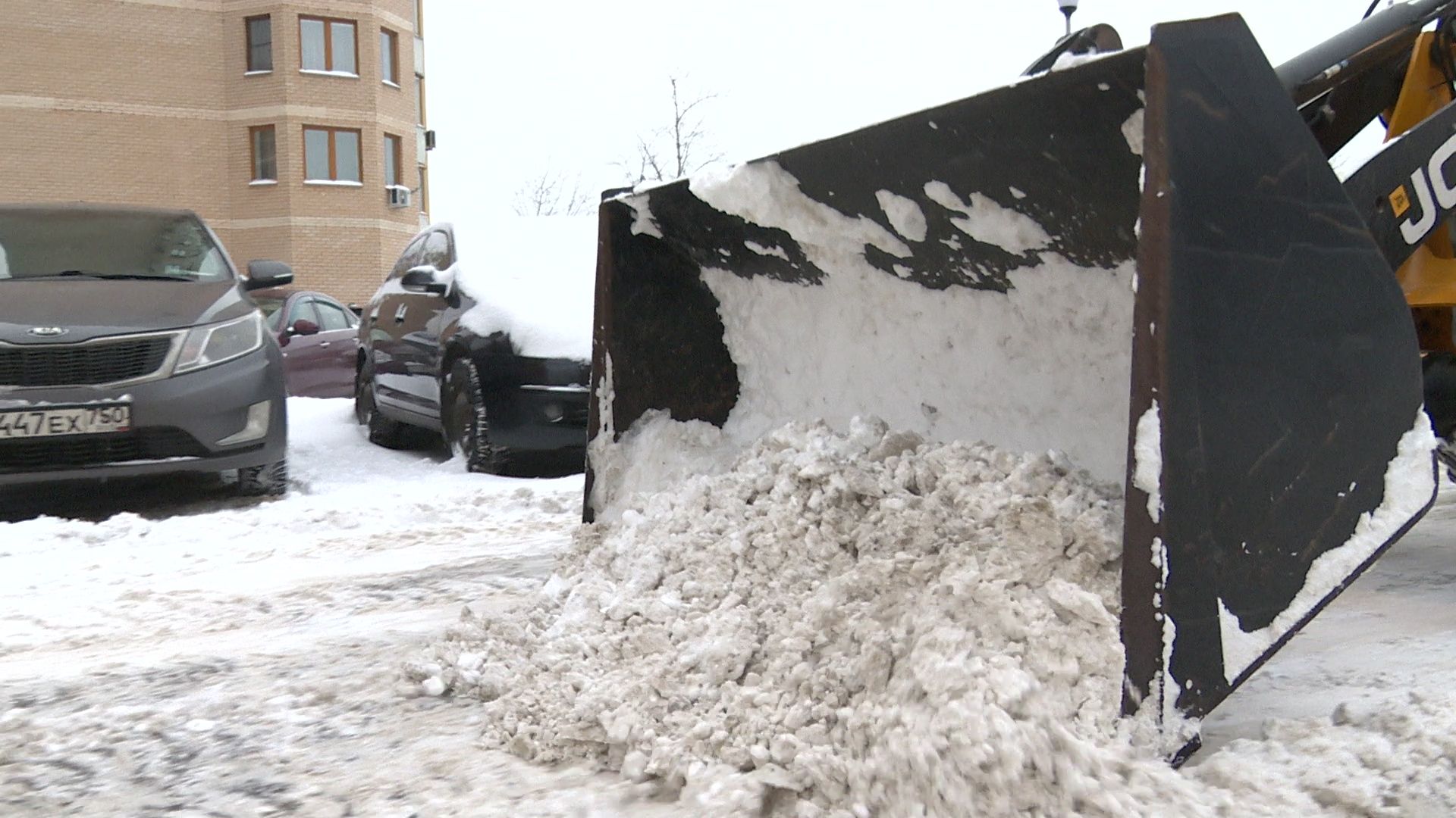 реутов, снегопад, снег в апреле, уборка снега, трактор, дворники,