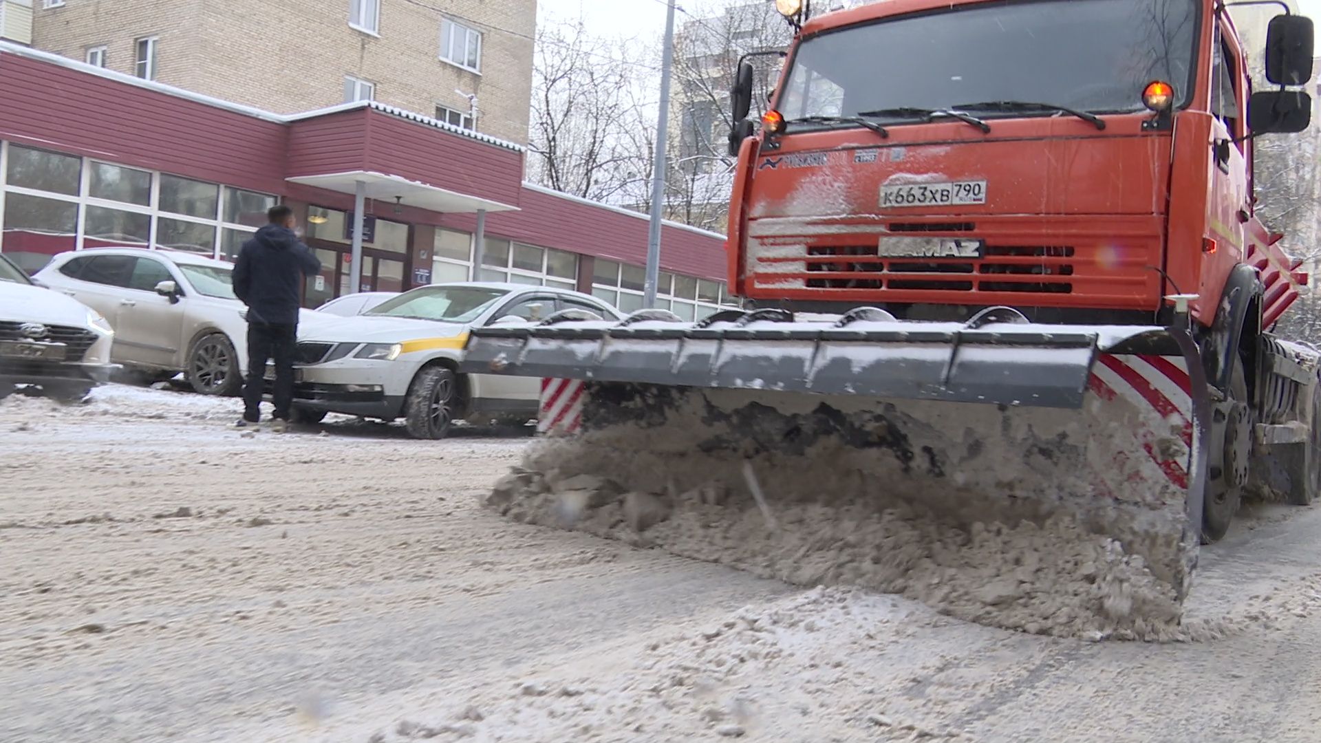 реутов, снегопад, снег в апреле, уборка снега, трактор, дворники,
