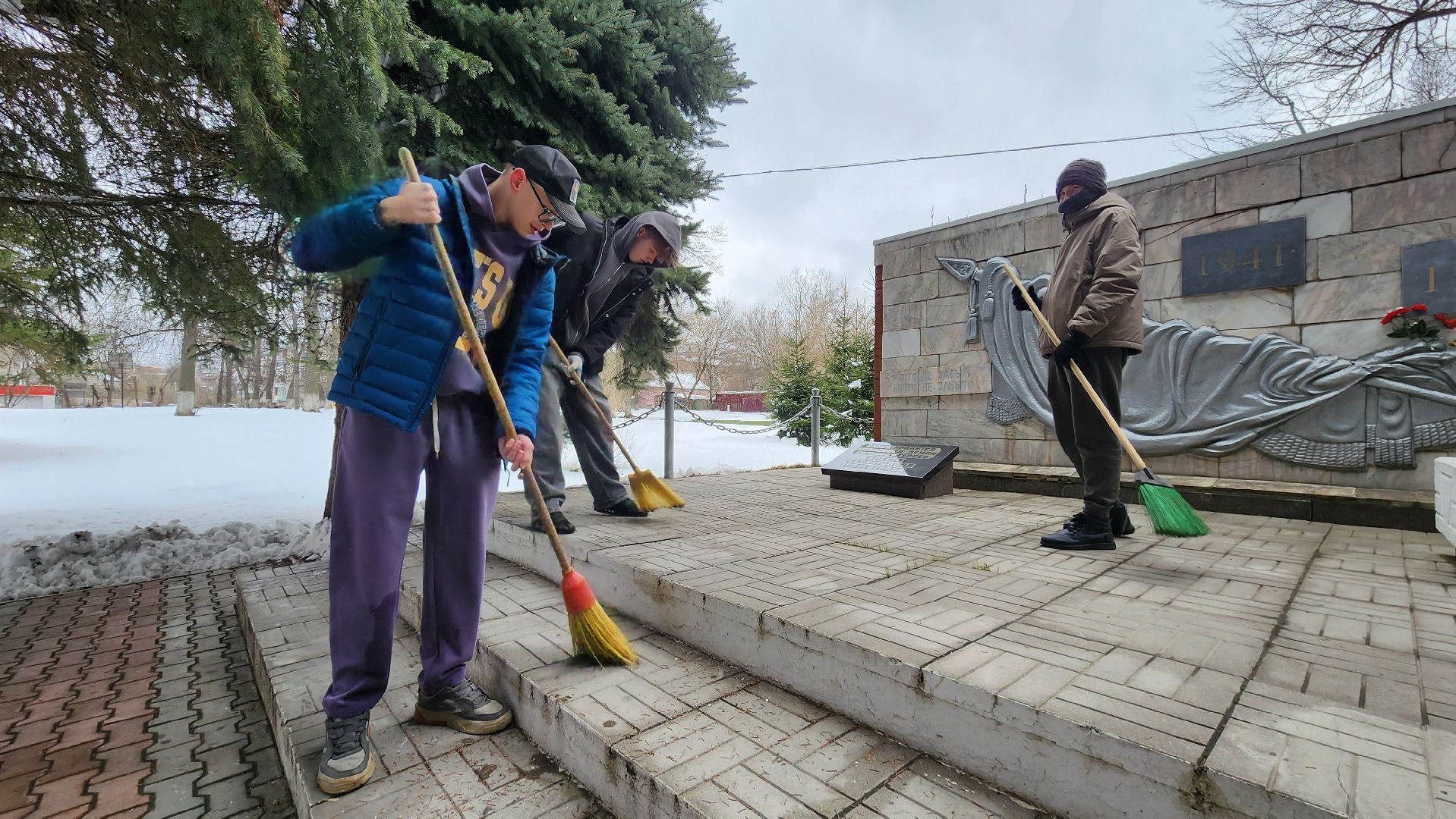 жкх, благоустройство, цвпв, памятник, субботник, дети, память, 9 мая, уборка,