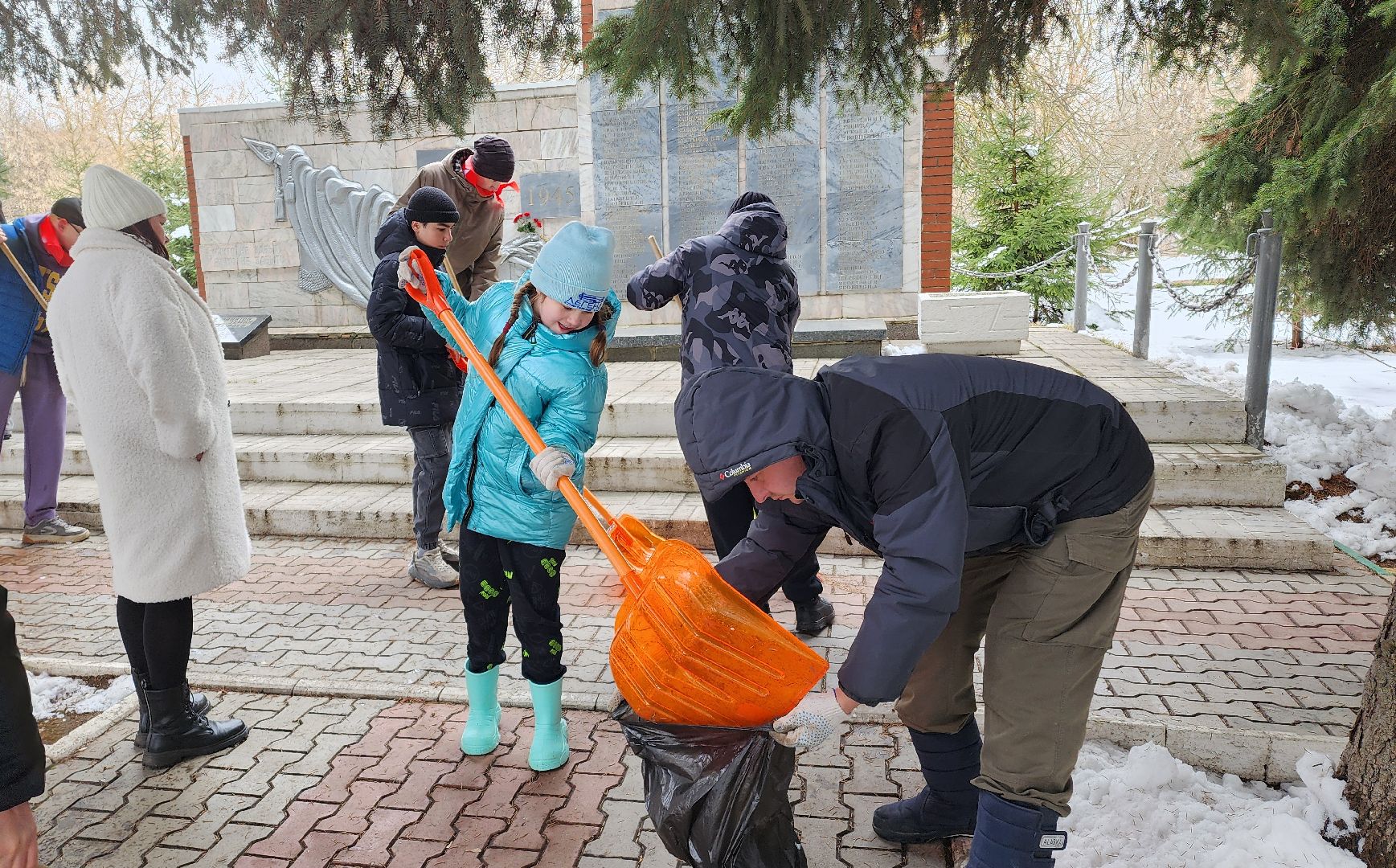 жкх, благоустройство, цвпв, памятник, субботник, дети, память, 9 мая, уборка,