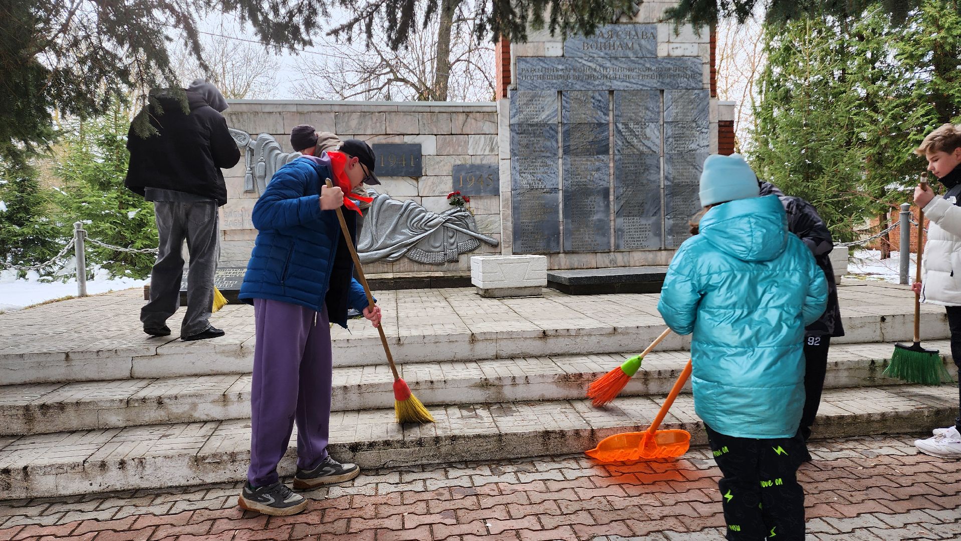 жкх, благоустройство, цвпв, памятник, субботник, дети, память, 9 мая, уборка,