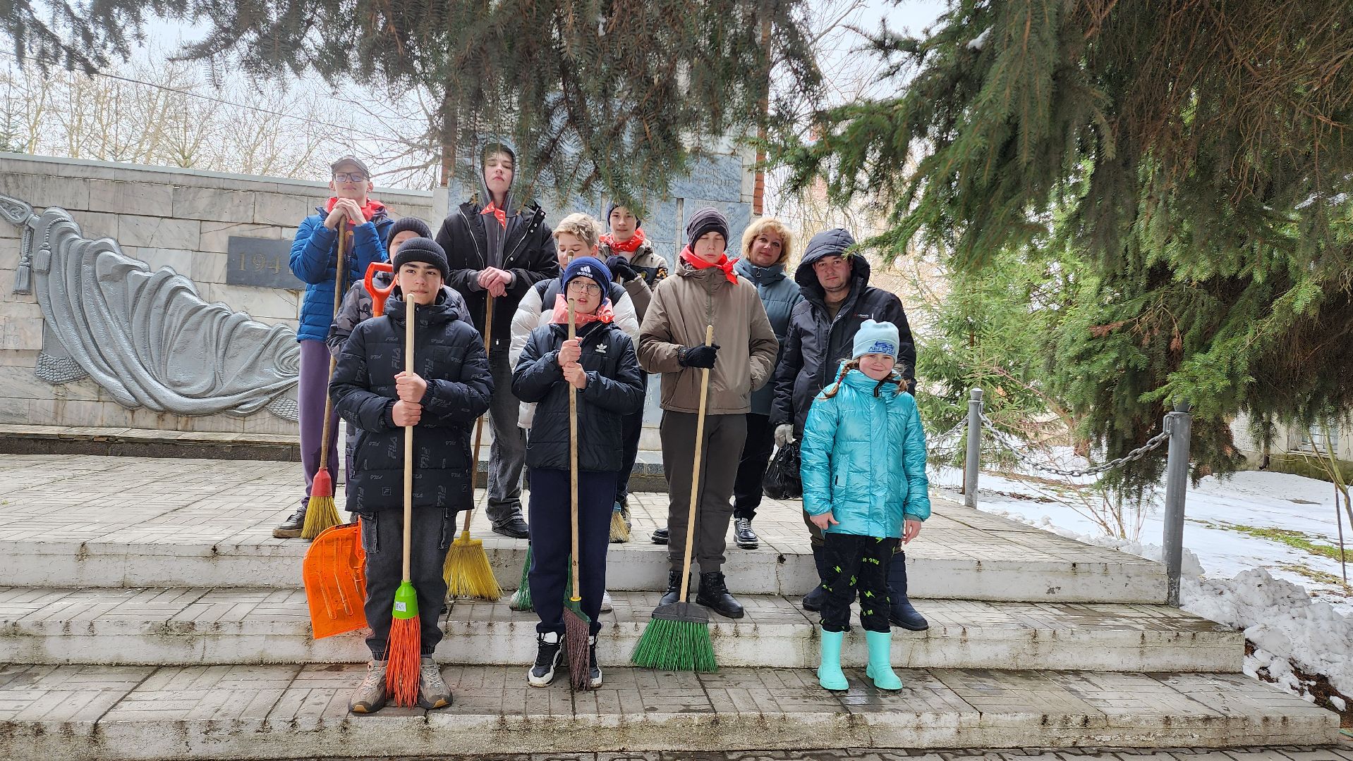 жкх, благоустройство, цвпв, памятник, субботник, дети, память, 9 мая, уборка,