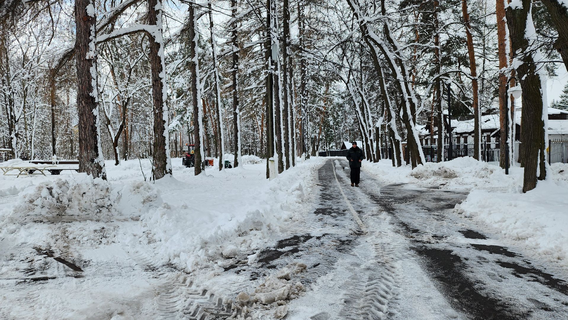уборка снега, апрельский снегопад, погода, Глуховский парк, Богородский городской округ,
