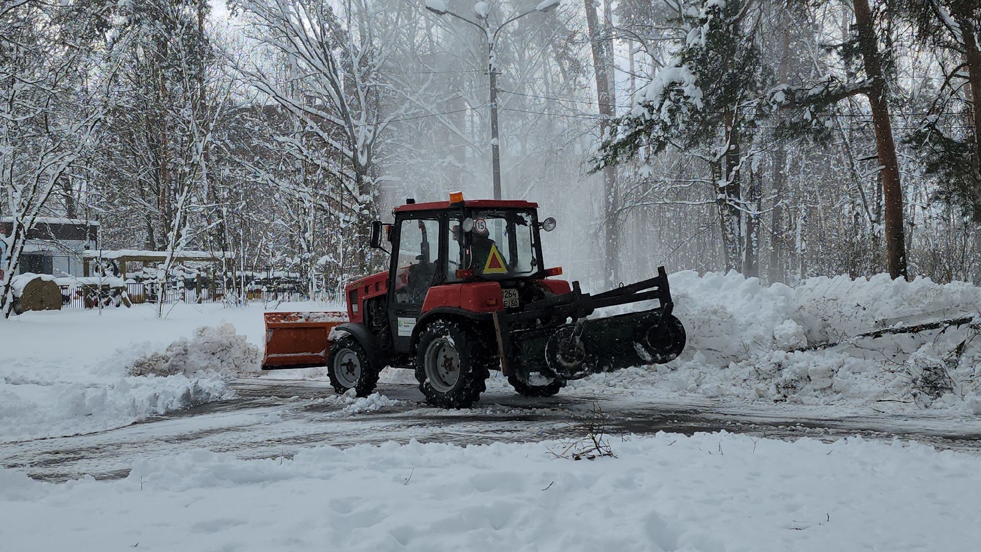 уборка снега, апрельский снегопад, погода, Глуховский парк, Богородский городской округ,