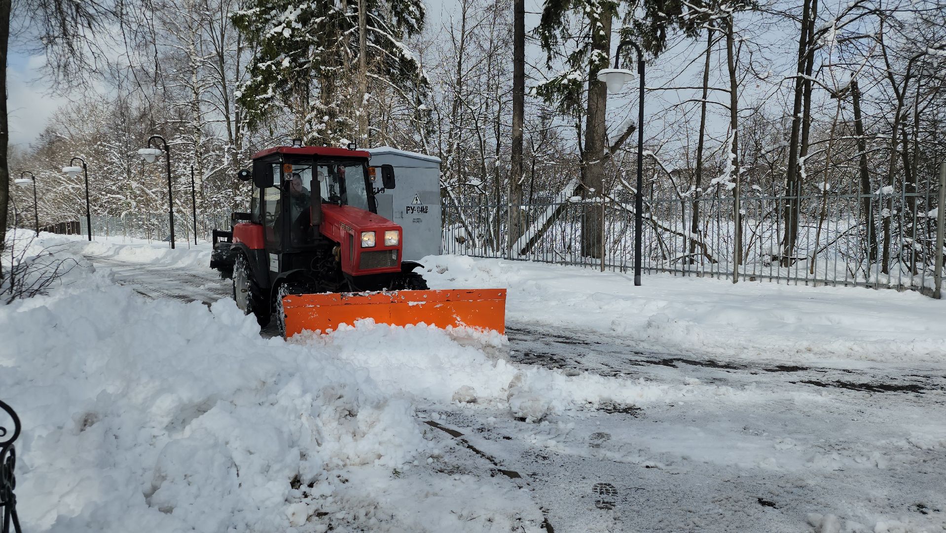 уборка снега, апрельский снегопад, погода, Глуховский парк, Богородский городской округ,
