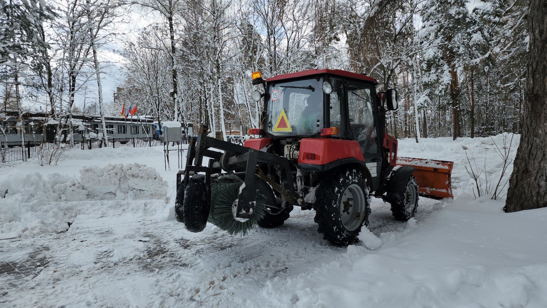 уборка снега, апрельский снегопад, погода, Глуховский парк, Богородский городской округ,