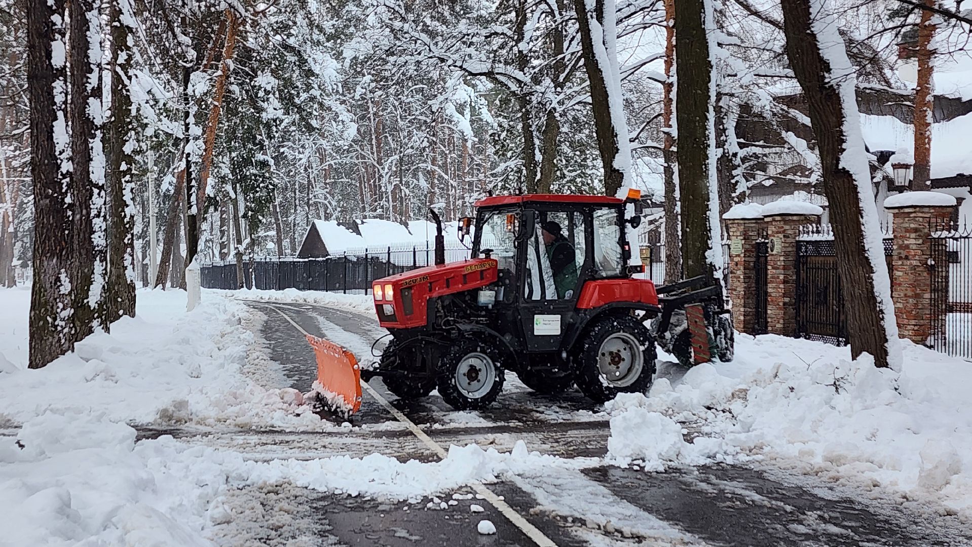 уборка снега, апрельский снегопад, погода, Глуховский парк, Богородский городской округ,