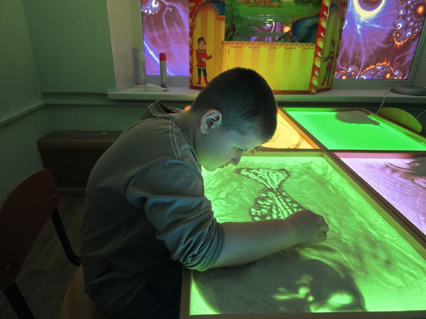 можайск, можайский муниципальный округ, подмосковье, комплексный центр можайский, песочная терапия, современные методы терапии, интерактивная песочница, Рисование песком на световых столах,