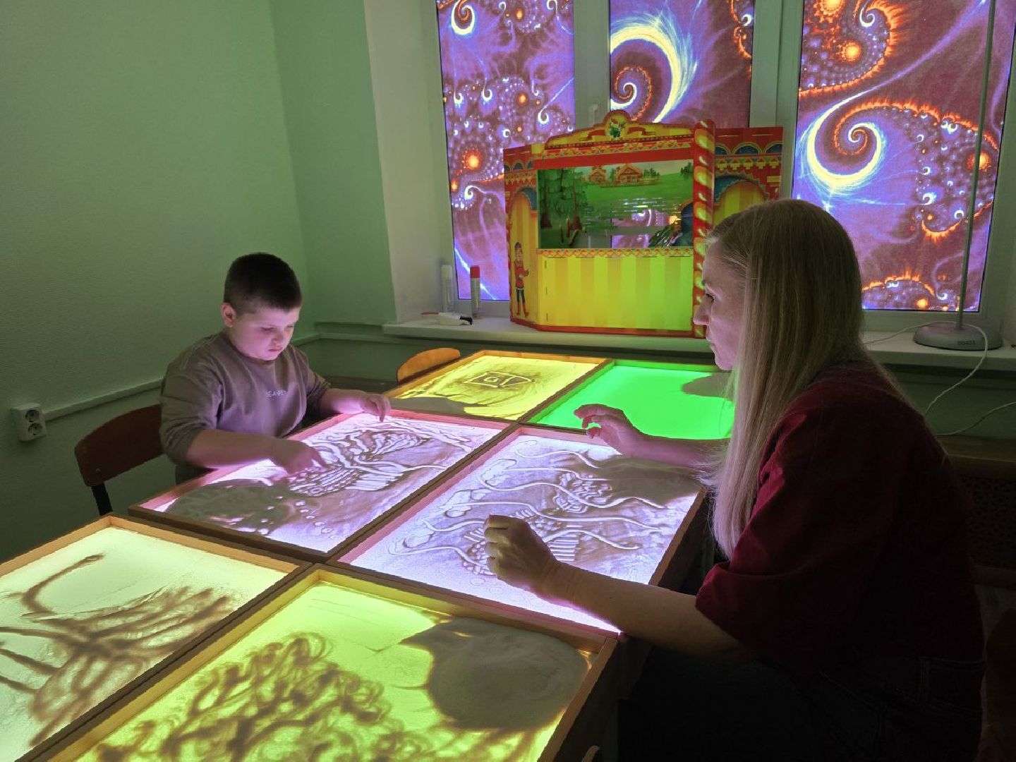 можайск, можайский муниципальный округ, подмосковье, комплексный центр можайский, песочная терапия, современные методы терапии, интерактивная песочница, Рисование песком на световых столах,