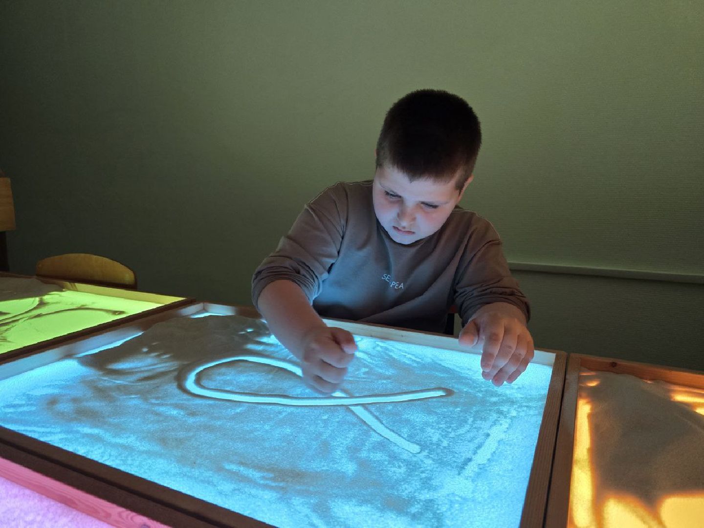 можайск, можайский муниципальный округ, подмосковье, комплексный центр можайский, песочная терапия, современные методы терапии, интерактивная песочница, Рисование песком на световых столах,