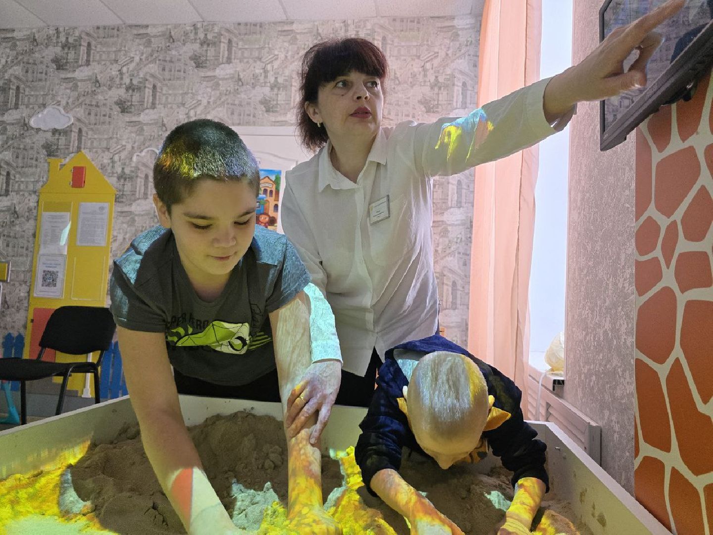 можайск, можайский муниципальный округ, подмосковье, комплексный центр можайский, песочная терапия, современные методы терапии, интерактивная песочница, Рисование песком на световых столах,