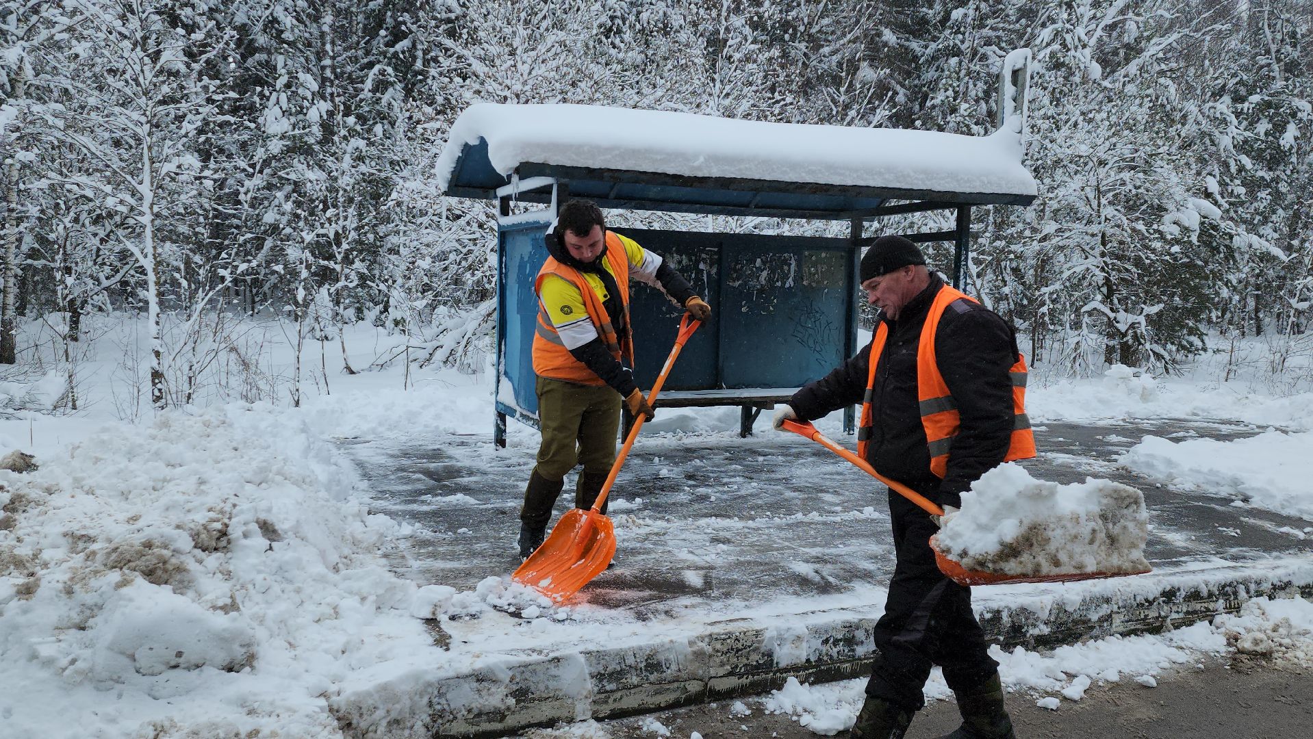 Щелково, уборка снега, автобусные остановки, уборка остановок,