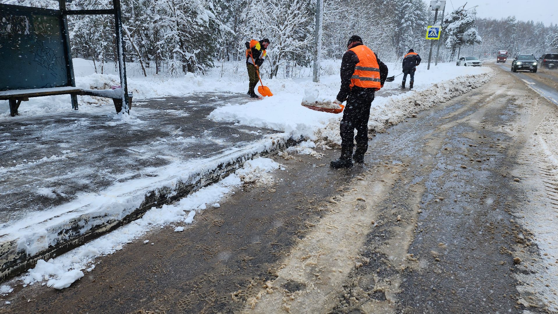 Щелково, уборка снега, автобусные остановки, уборка остановок,