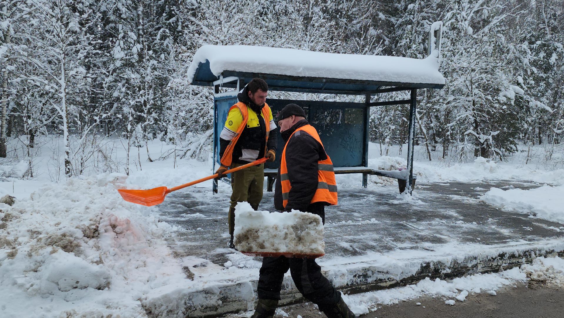 Щелково, уборка снега, автобусные остановки, уборка остановок,