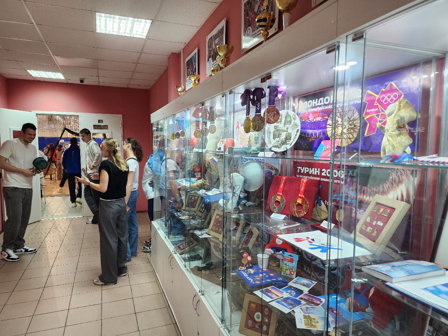 Чехов, улица Мира 9а, спортивный комплекс надежды россии, музей спорта, экспозиция, награды, спортивная форма, атрибутика, сувениры, аксессуары, автографы, чемпионы олимпийских игр, клуб Чеховские медведи, гандбол, бокс, хоккей, синхронное плавание, Александр Черноиванов,