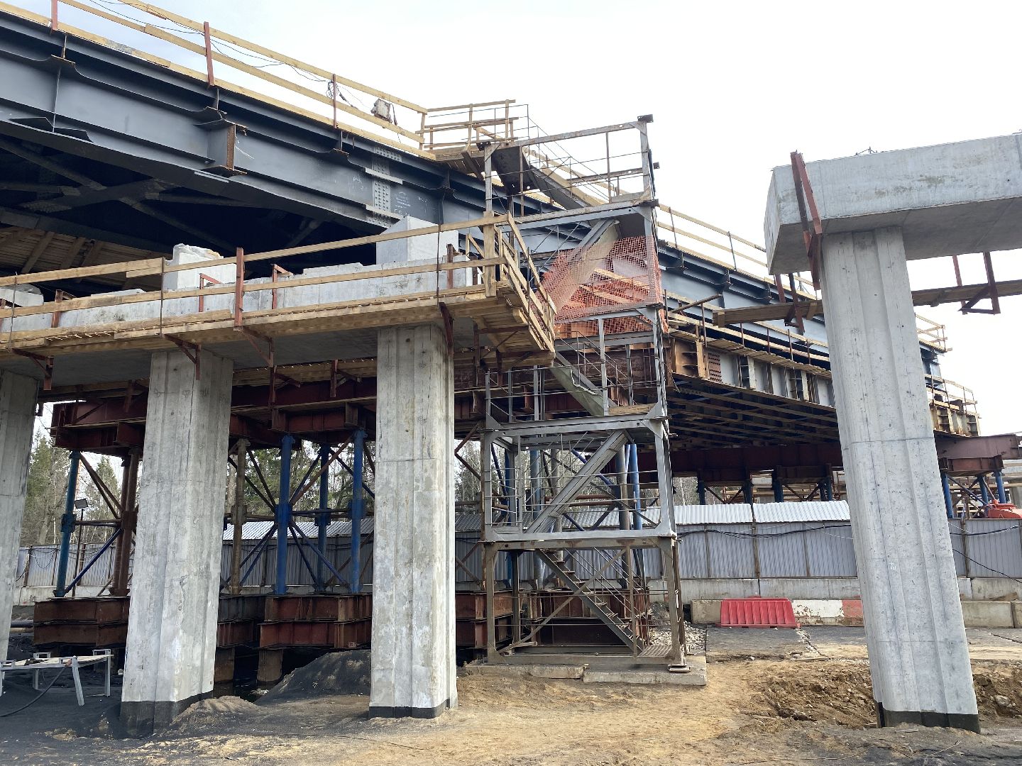 Путепровод в Сабурово , Дублер Пятницкого шоссе , Новая дорога ,