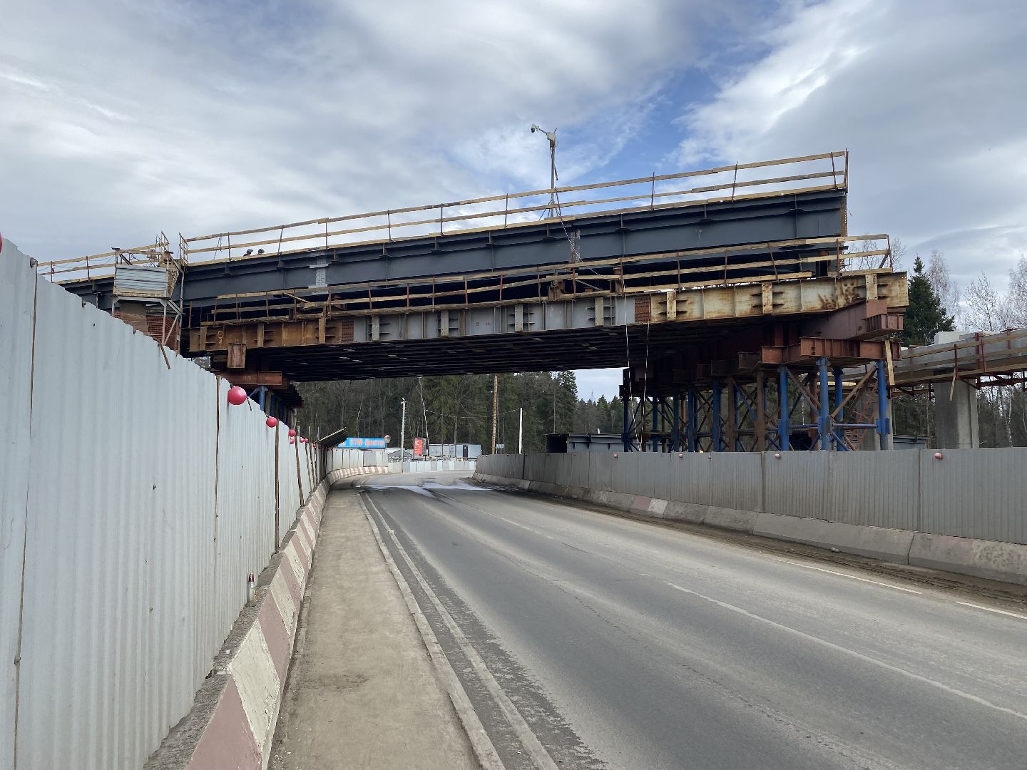 Путепровод в Сабурово , Дублер Пятницкого шоссе , Новая дорога ,