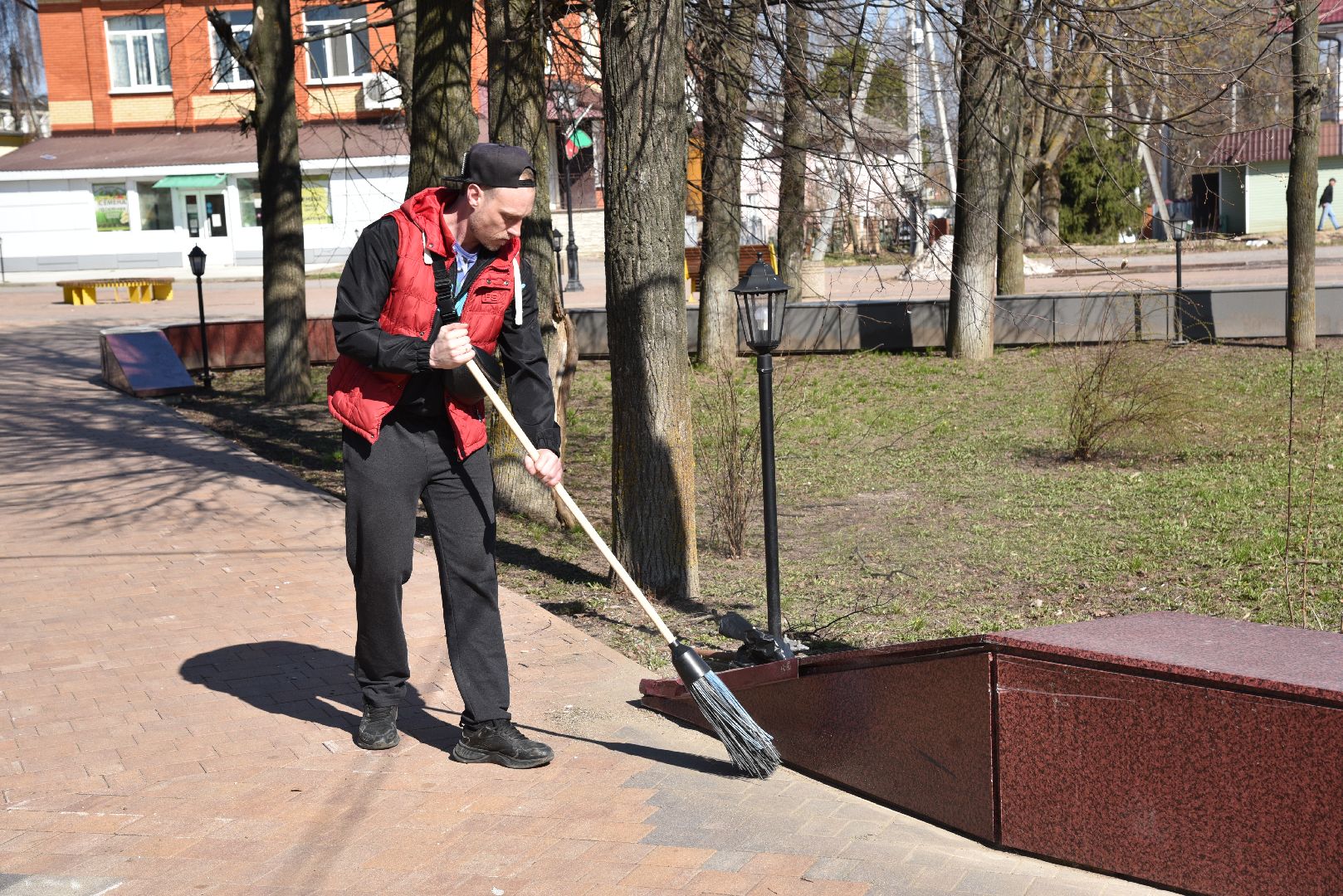 лотошино, сквер победы, субботник, уборка города,