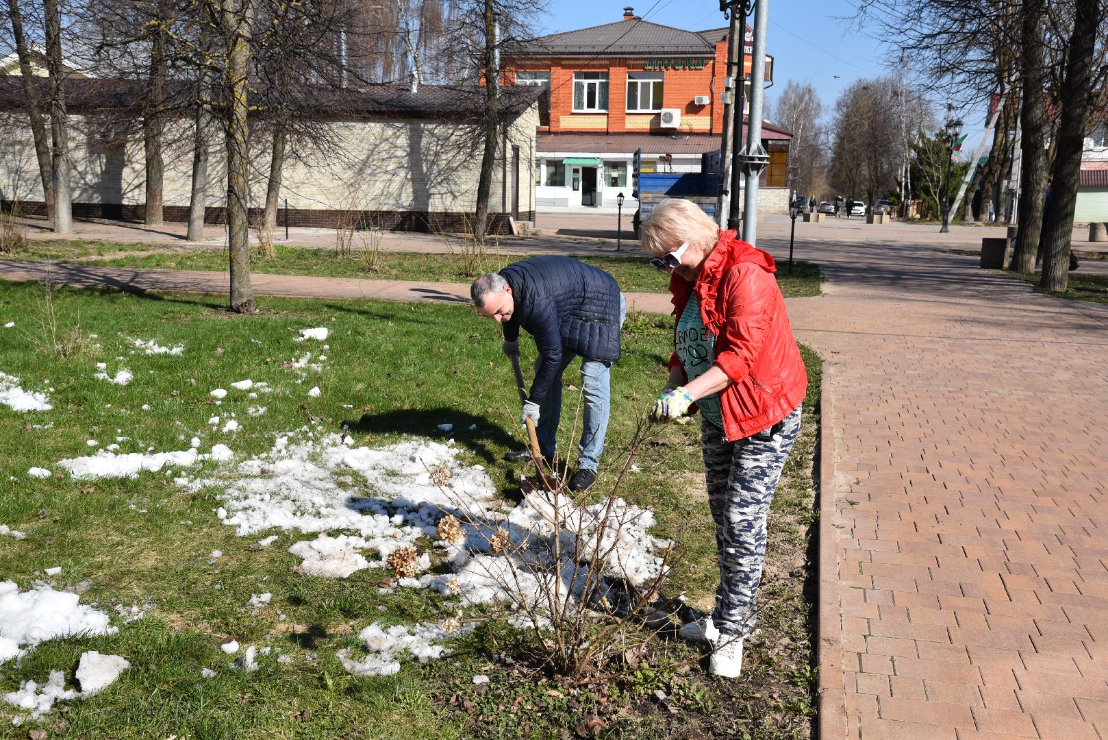 лотошино, сквер победы, субботник, уборка города,