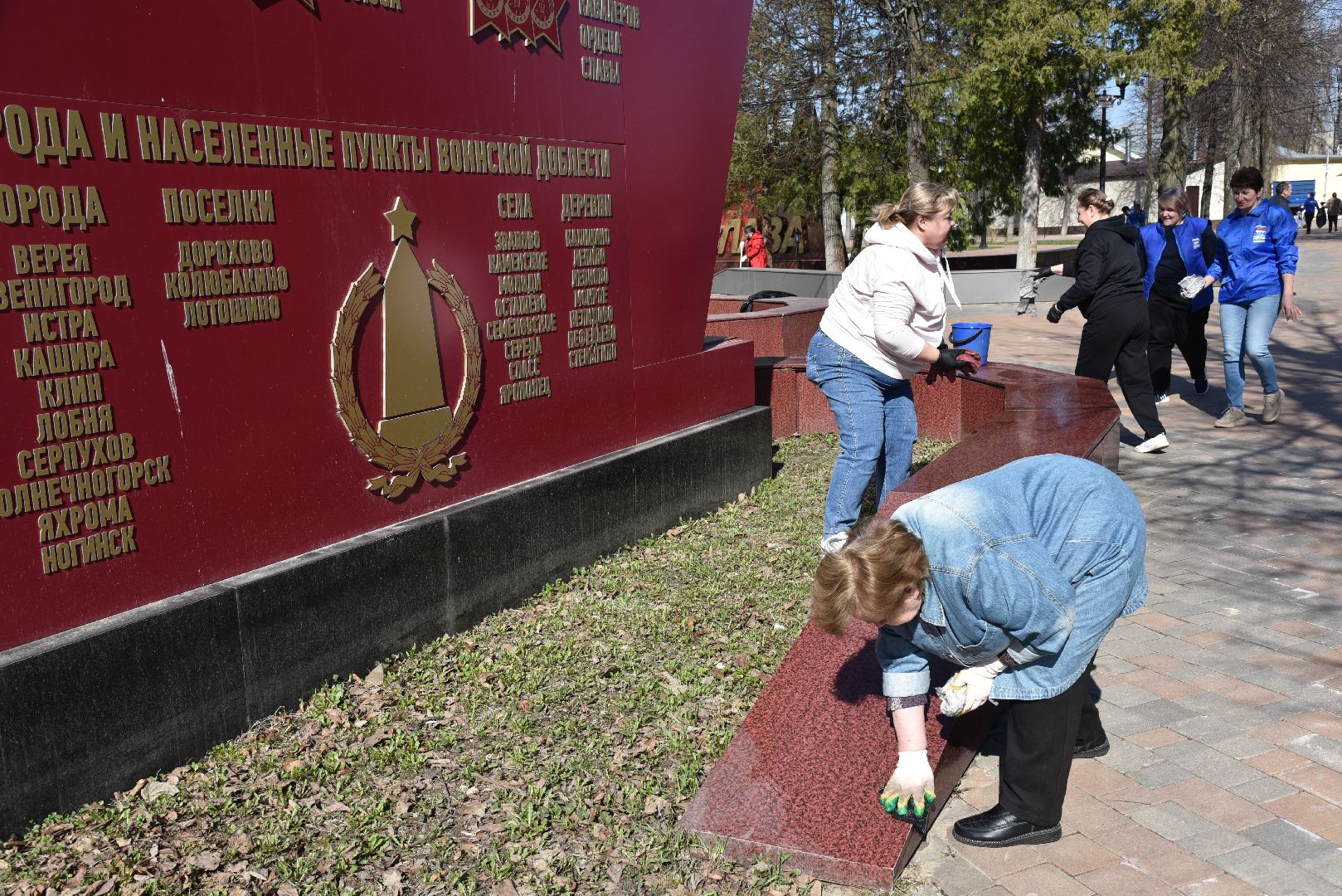 лотошино, сквер победы, субботник, уборка города,