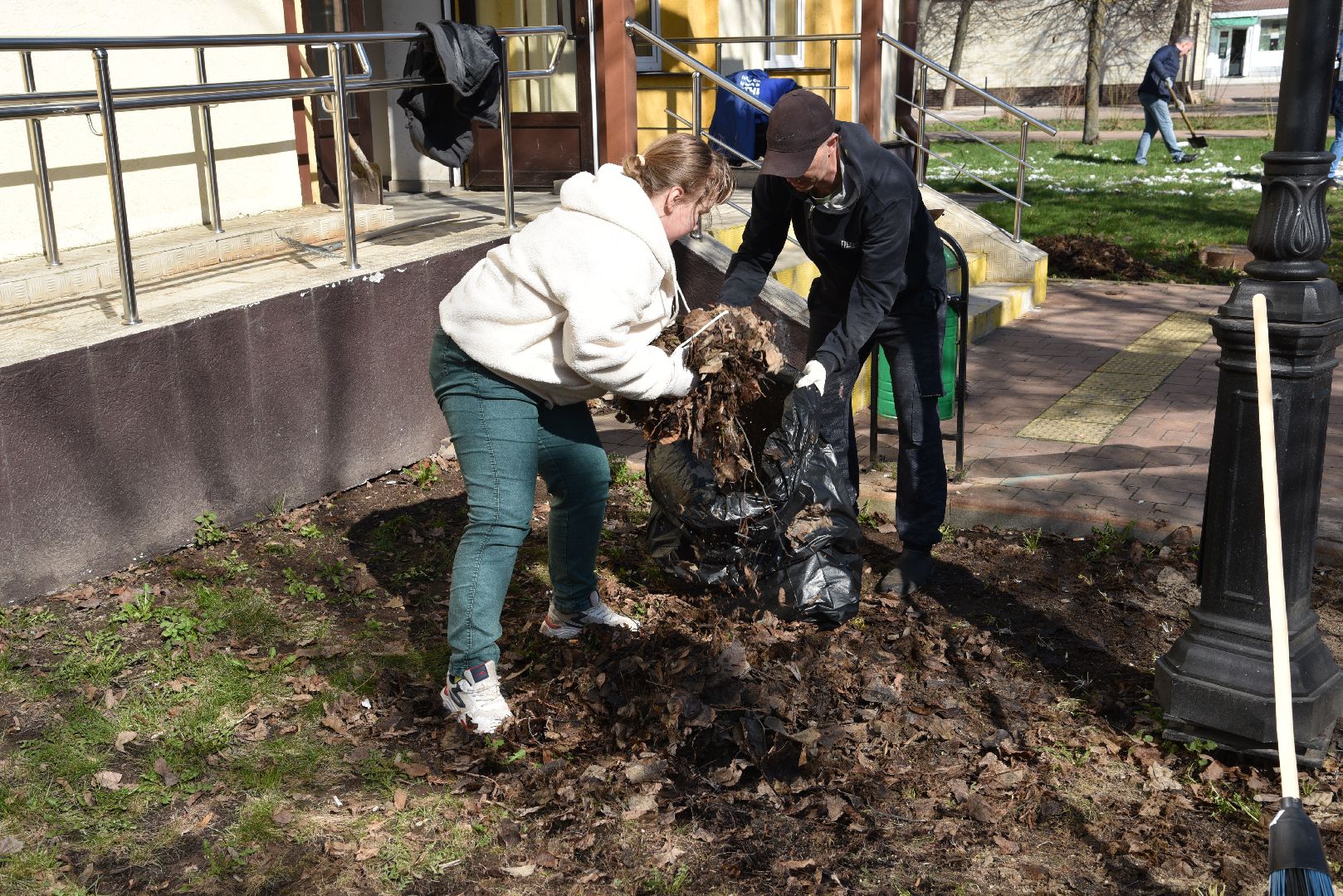 лотошино, сквер победы, субботник, уборка города,