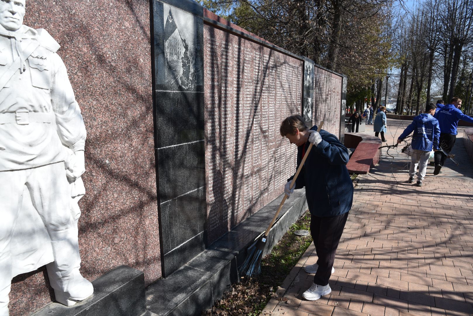 лотошино, сквер победы, субботник, уборка города,